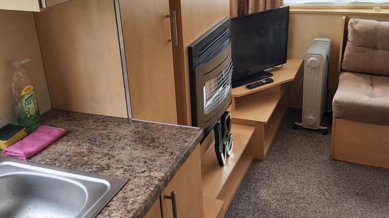 Adorable 2 Bedroom Caravan In Clacton-On-Sea Εξωτερικό φωτογραφία