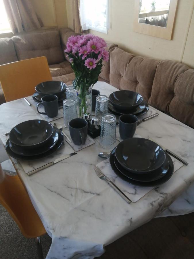Adorable 2 Bedroom Caravan In Clacton-On-Sea Εξωτερικό φωτογραφία
