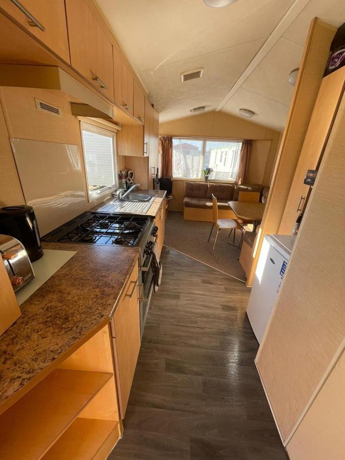 Adorable 2 Bedroom Caravan In Clacton-On-Sea Εξωτερικό φωτογραφία