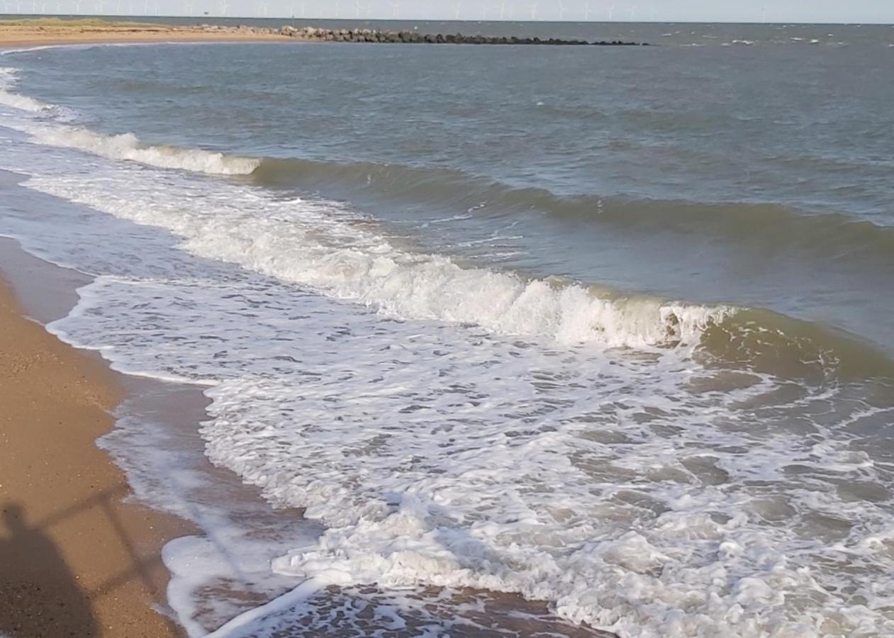 Adorable 2 Bedroom Caravan In Clacton-On-Sea Εξωτερικό φωτογραφία