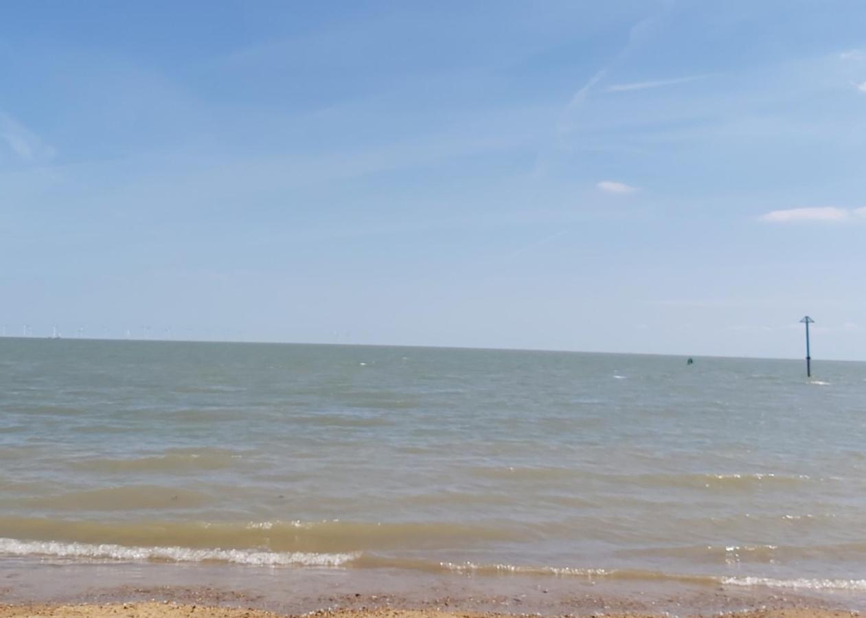 Adorable 2 Bedroom Caravan In Clacton-On-Sea Εξωτερικό φωτογραφία