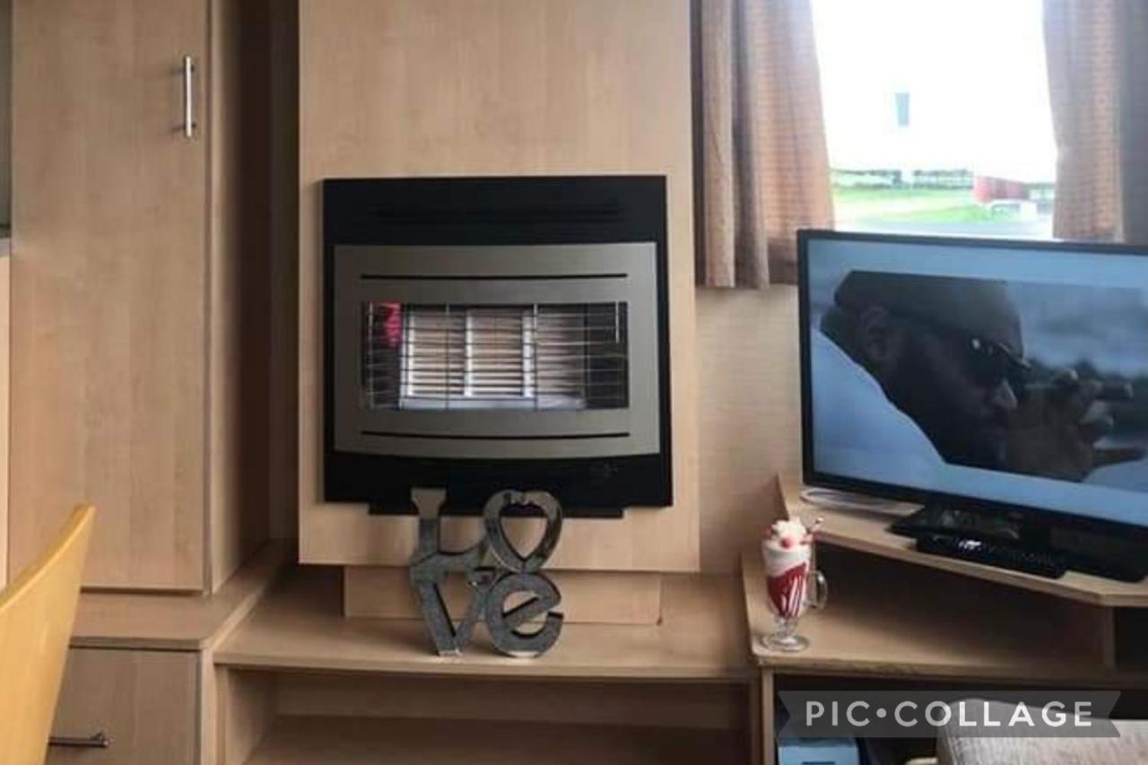 Adorable 2 Bedroom Caravan In Clacton-On-Sea Εξωτερικό φωτογραφία